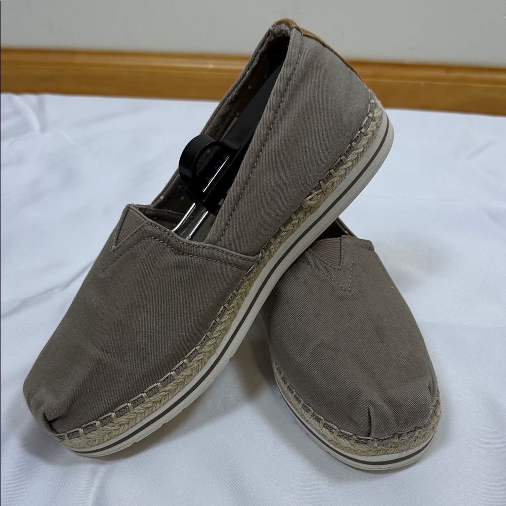 BOBS from Skechers Taupe Slip-On Flats women’s size 8.5 memory foam insole